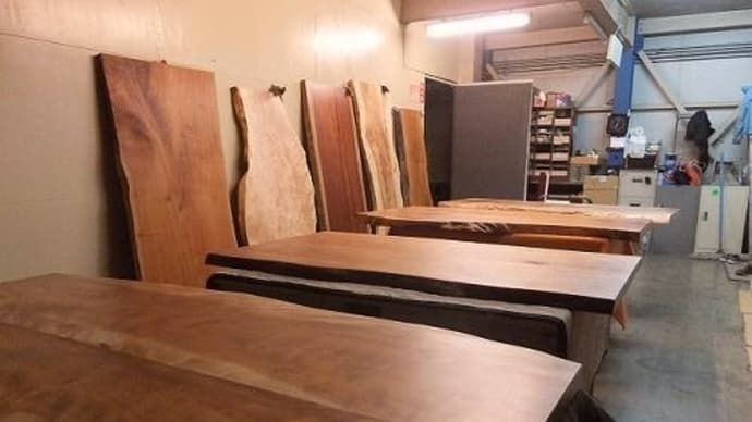 １８２２、定休日の今日は朝からお届け前の準備作業。一枚板と木の家具の専門店エムズファニチャーです。