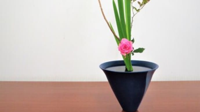 木物の価格がバク上がり、1本・500円・・オクロレルカとミニバラで生花・新風体