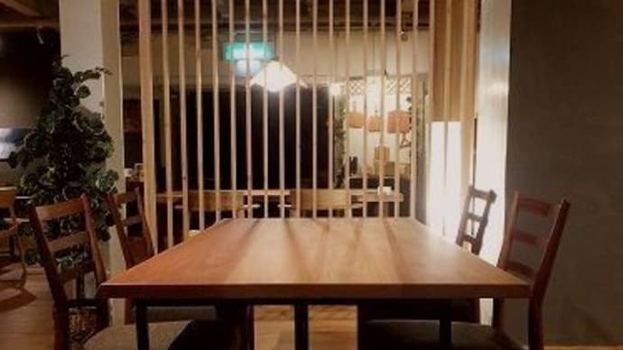 1445、アメリカンチェリーの接ぎテーブル。細鉄脚でSETして展示致しました。 一枚板と木の家具の専門店エムズファニチャーです。