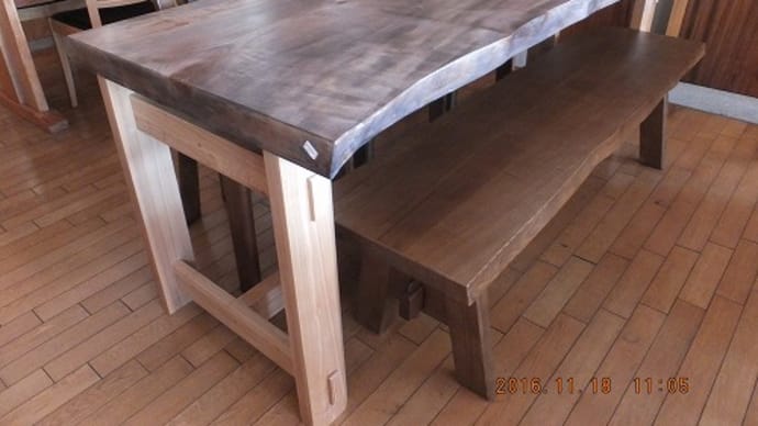 新作の一枚板テーブルとチェアーの組み合わせ事例。一枚板と木の家具の専門店、エムズファニチャーです。