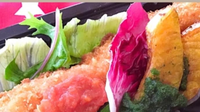 5月18日(火)の日替り弁当(600円)は、サーモンフライ💖トマトとイタパセのダブルソース❣️です。