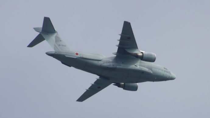 上空を飛ぶ航空機