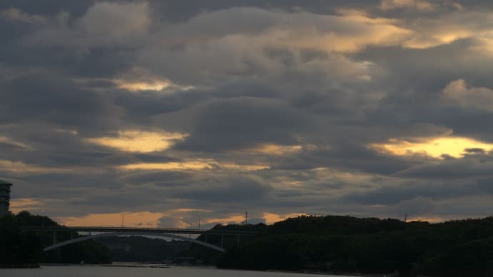 夕方漸く雨上がる
