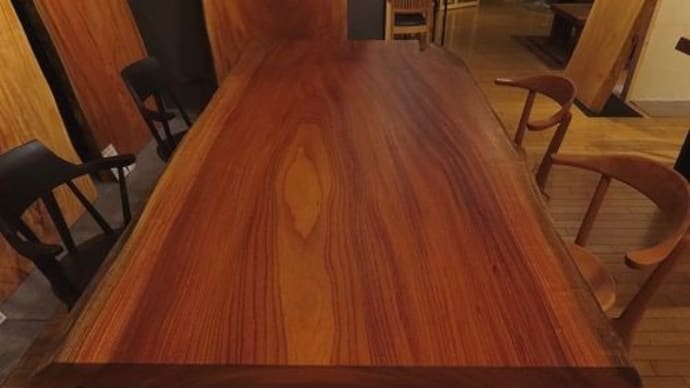 1971、新しく入荷致しました一枚板の中から力強いケヤキご紹介いたします。一枚板と木の家具の専門店エムズファニチャーです。