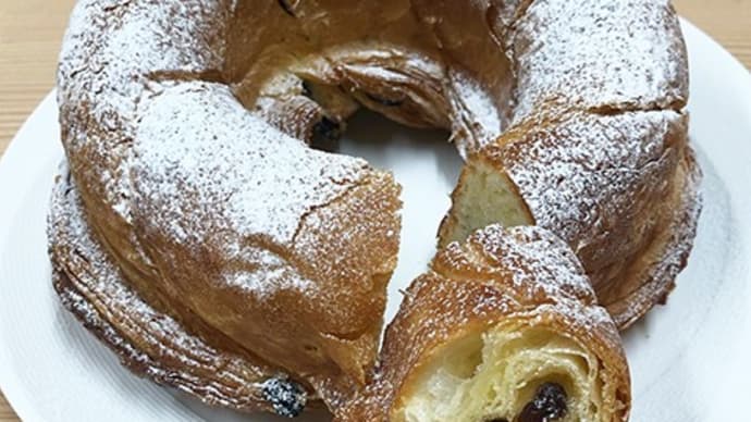 直訳はクリスマス飾りのケーキ