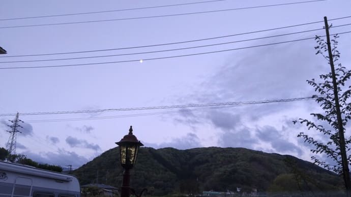 電線に月の空