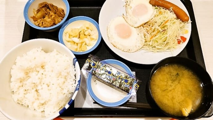 松屋(秋葉原店)でソーセージエッグW定食(小鉢はミニ牛皿)(2023年3月27日)