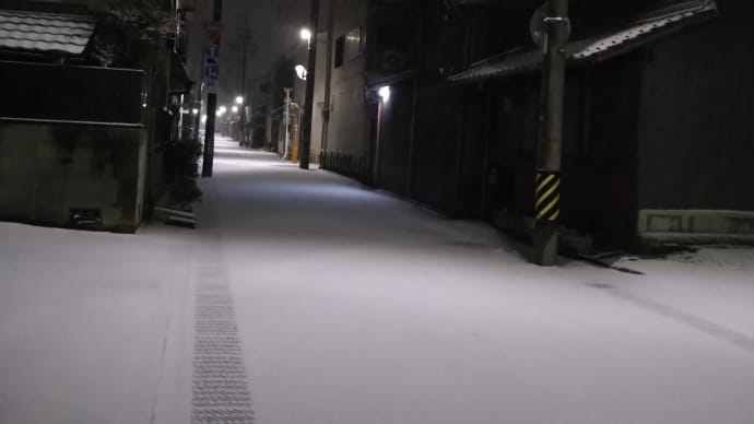 いがぶら2022冬-№14、出発前からレアな雪景色&忍者電車