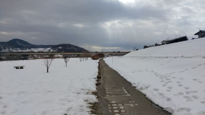 今日の盛岡(南大橋へ向かう遊歩道、南大橋下流の雪捨て場)