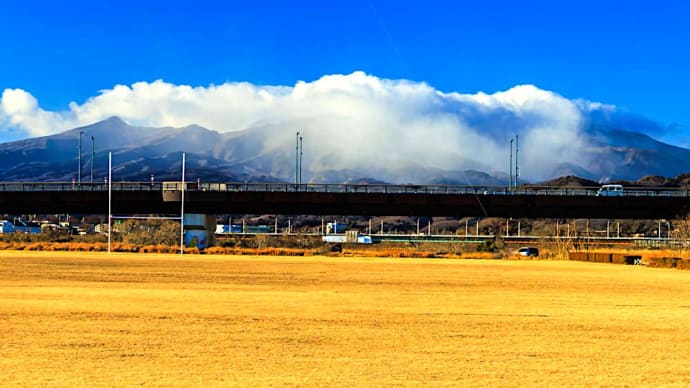 渡良瀬川で眺める赤城山、青空のもとで雪雲をまとって(1月)