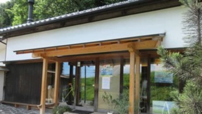 「コメ・カフェ」川の上・百俵館内の図書館併設のカフェで、おくずかけ付きからあげランチと華糀お茶割り