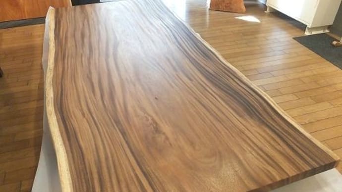 ９６９、【会社様の会議用、接客用一枚板テーブル】濃い色合いで人気のモンキーポットの一枚板テーブルを仕上げます。超大判サイズとなります。一枚板と木の家具の専門店エムズファニチャーです。