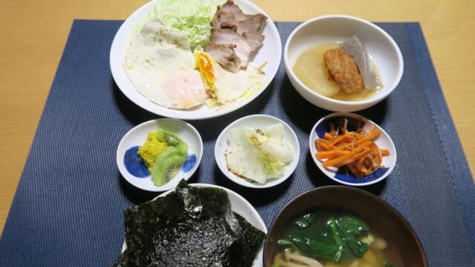 目玉焼き定食、炊屋食堂の田舎定食・・・庶民の味。