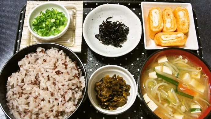 家で朝ご飯(赤米入りご飯に玉子焼き、昆布佃煮、納豆、野菜と豆腐のみそ汁、葉唐きゅうり)(2021年11月3日)