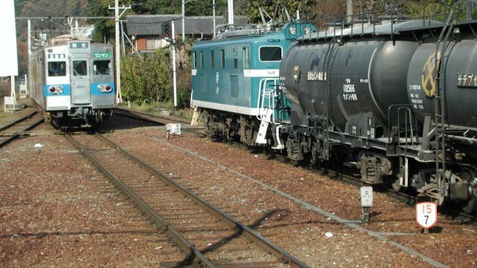 旅客電車と貨物列車のすれ違い　【秩父鉄道】2000.DEC（１）過去帳より　ちょっと追記