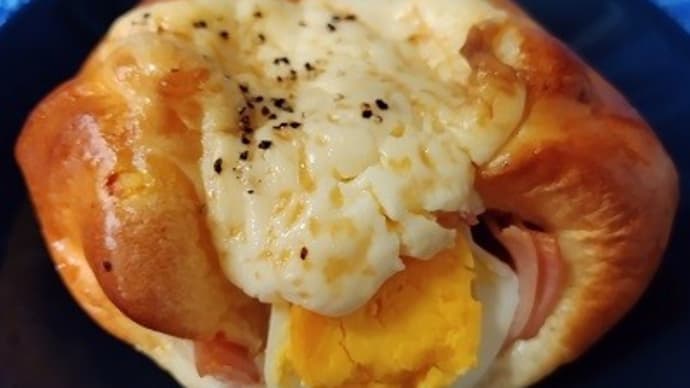 【09/29朝食】豚ロースハムと茹で卵のパン、そろそろ出かける準備をするんだね：D
