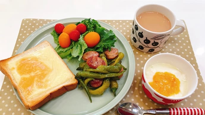 フランクフルトと ししとうのソテーの朝ごはん