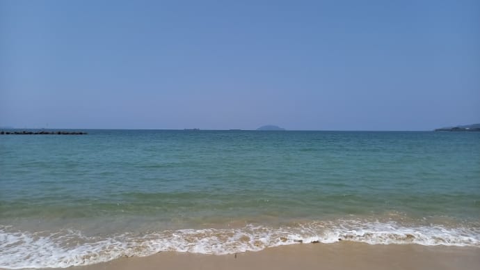 近くの綾羅木の海に行きました