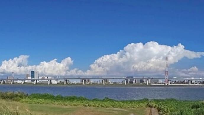 秋の夏雲と地球
