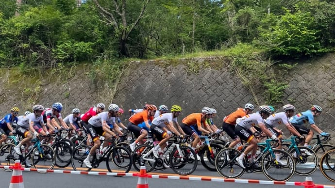 夏雲の一団自転車の一団