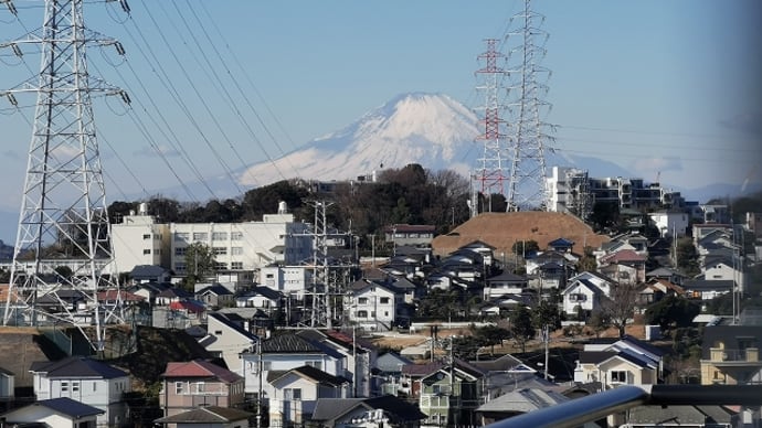 富士山に雪が増えた！ / 頭隠して...