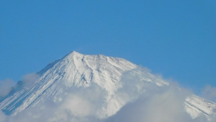 真っ白に雪化粧し直した富士山