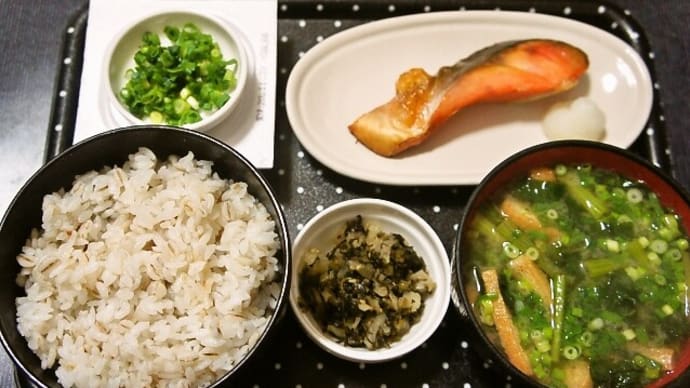 家で朝ご飯（押麦ご飯に焼鮭(紅鮭)、小松菜と豆腐の味噌汁、納豆、すぐき）（2020年11月23日）