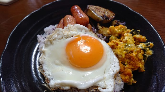 ソーセージ目玉焼きのっけプレート休日朝ごはん