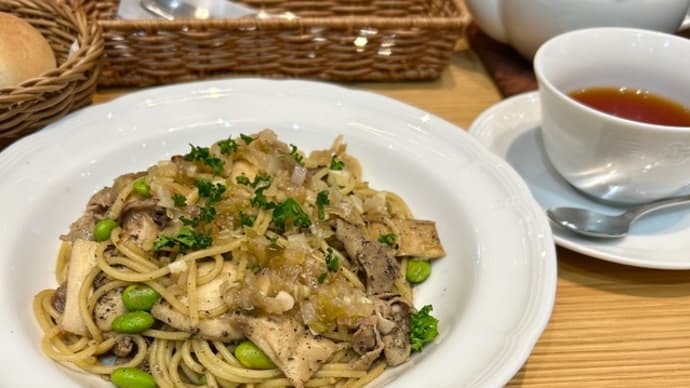 小さな1日1善 & エリンギとポークの黒ゴマソイソースパスタ(パン付き)(アフタヌーンティー・ティールーム) 〜♪
