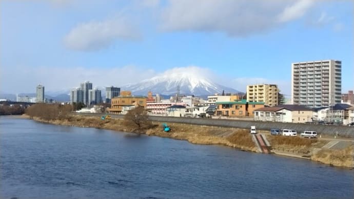 今日の岩手山と明治橋と北上川