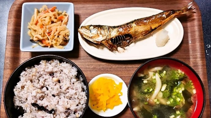 家で朝ごはん(十六穀ごはんにイワシ丸干し、切り干し大根、ぶなしめじとわかめのみそ汁、沢庵)(2024年12月16日)
