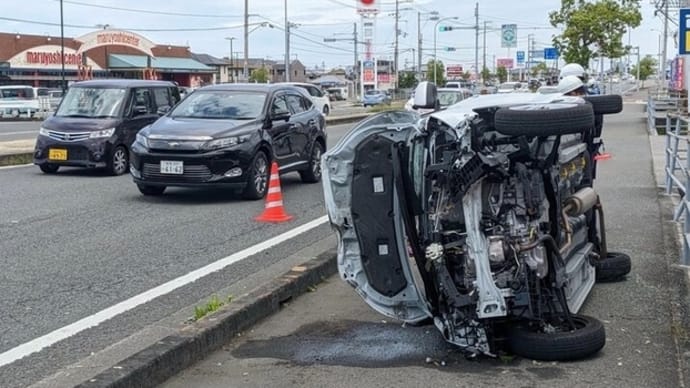 愛媛で玉突き事故 軽乗用車が横転