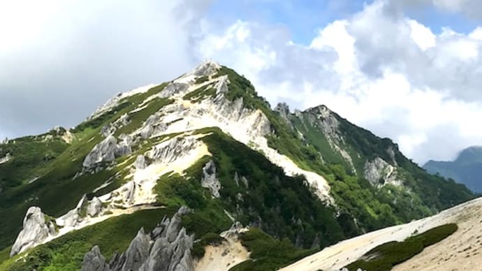 登山スタイルのアルクマピンバッジ、かわいいです💕
