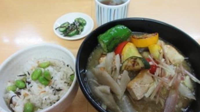 「ほたる2号館」の日替わりランチは、夏野菜の味噌汁とえだ豆ご飯