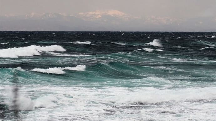 津軽の海と道南の雪山遠望
