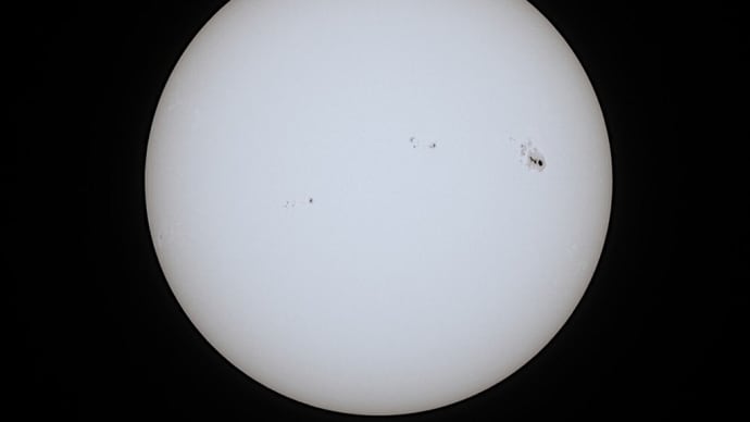 25/05/09 昨日久しぶりに撮った太陽黒点と月齢10日目のお月様!