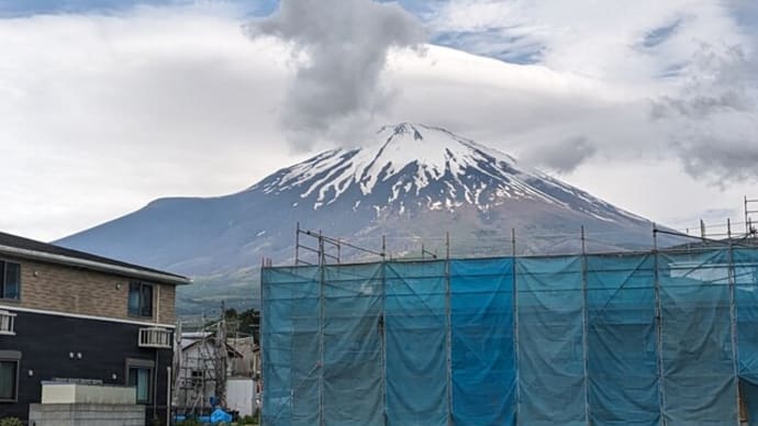 『天気は悪いけど雄大な姿の富士山···』