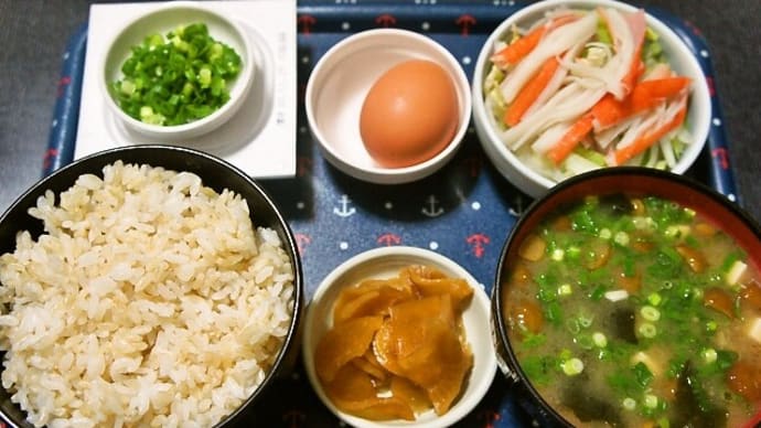 家で朝ご飯（発芽玄米ご飯になめこ汁、カニカマサラダ、納豆等）（2020年11月20日）