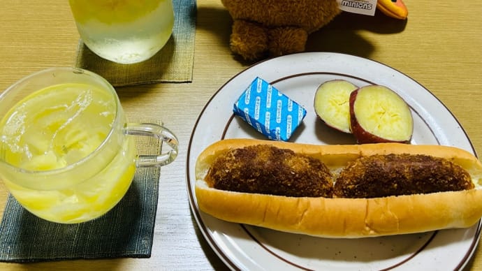 自家製ホット🍋レモンと自家製コロッケパン→野菜を足したつもりが「炭水化物祭り」に😆💦