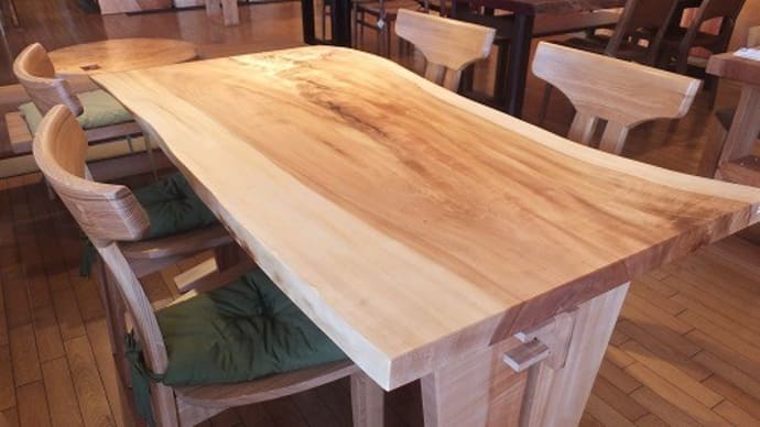 ２９０、ちょっといい時間を過ごす時に、木のテーブルの良さがわかる。一枚板と木の家具の専門店エムズファニチャーです