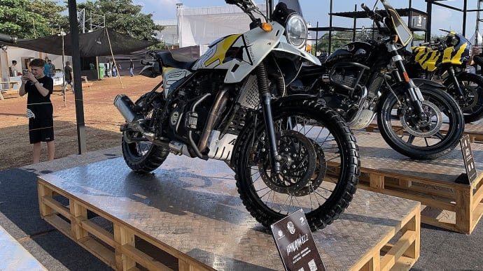 インド MOTO VERSE で見たROYAL ENFIELD HIMALAYAN 822 Adventure！ん⁇ ヘットライトはもしかしてピレン？そしてHUNTER350CAFERACER！