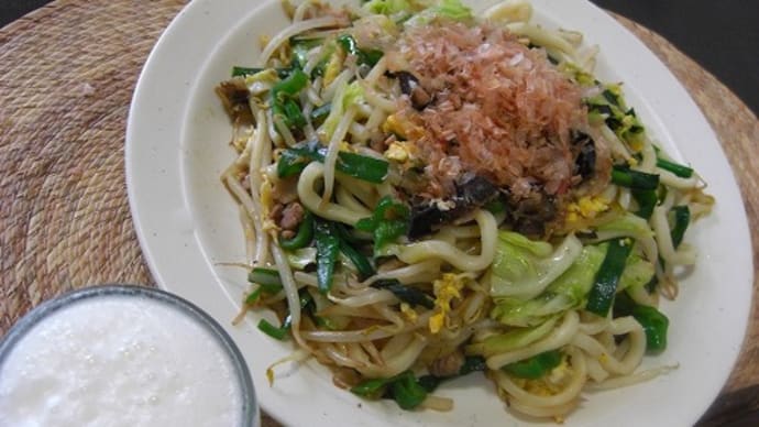 今夜は焼きうどん。