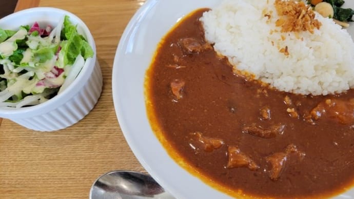 人気の==ボクらの町のカレー屋さんコトコト==を目指して老婆とドライブ