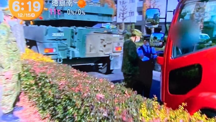 東京でダボが自衛隊車両のミラーをトラックのミラーに打つける