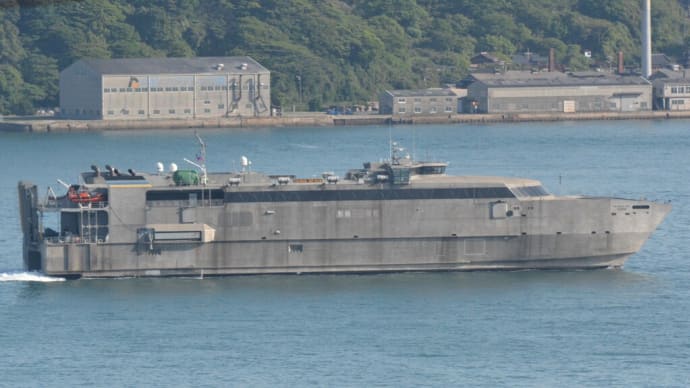 アメリカ海軍高速輸送艦グァム 関門海峡を航行姿
