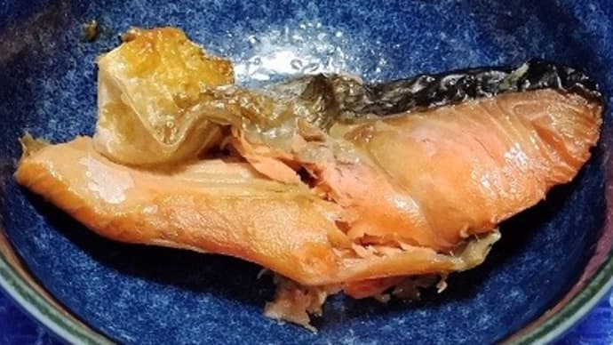 【02/01晩御飯その1】アメリカ産塩紅鮭、トースタ焼の残りでささっと済ませたんだね:D