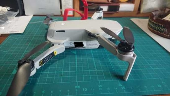 ドローンの登録番号、機体貼りつけ・・・・・。