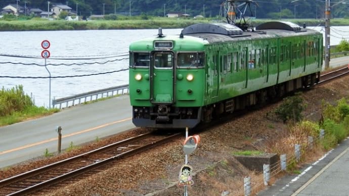 円山川沿いを走るJR西日本113系