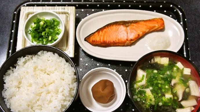 家で朝ご飯(神代じゃんご米(あきたこまち)に焼鮭、納豆、エリンギのみそ汁、梅干し)(2022年1月6日)