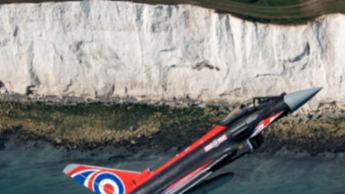 イギリス空軍の特別塗装を施したタイフン戦闘機の空撮のニュースを〜の巻